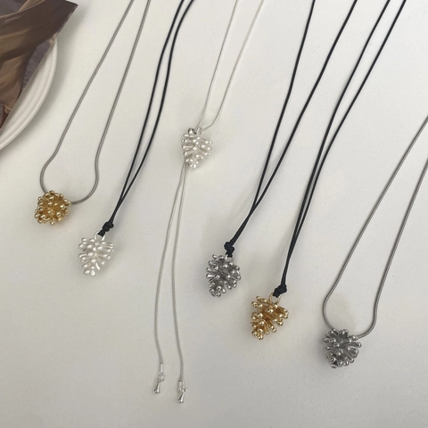 Collar con Colgante de Piña de Cobre Diseño de Nicho Cuerda Negra Ajustable Cadena de Acero de Titanio para Mujer