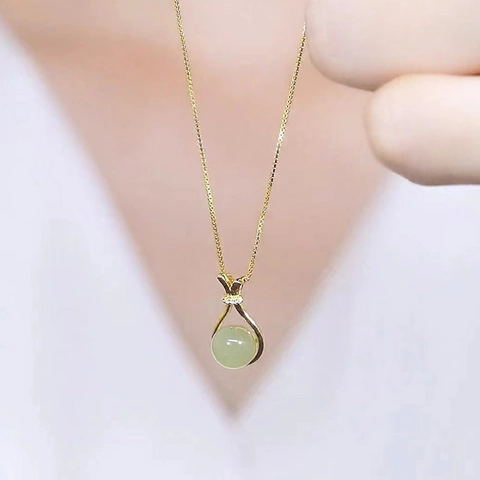 Collar con Colgante de Bolsa de la Suerte Carácter Fu de Acero de Titanio Oro Circonia Perla Artificial para Mujer Joyería