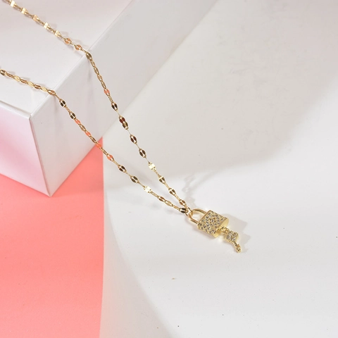Fashion Gold Titanium Steel Rhinestone Lock And Key Pendant Necklace For Women Elegant Clover Clavicle Chain Jewelry
