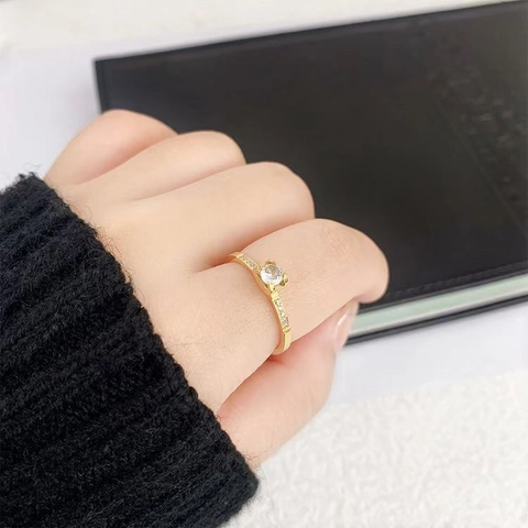 Minimalist Gold Plated Stainless Steel Ring With Round Zirconia Four-Prong Setting Side Stones Fashion Jewelry Gift For Women