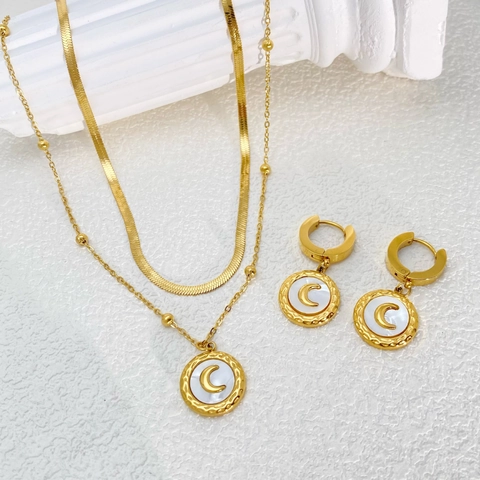 Set di Collana e Orecchini a Doppia Catena in Acciaio al Titanio Placcato Oro Mezzaluna con Conchiglia Smalto Gioielli Vintage da Donna