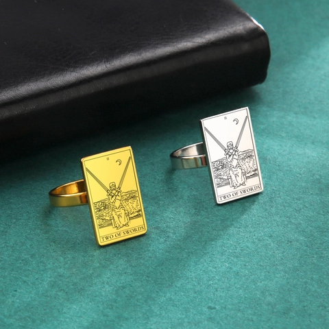 Bague Chevalière Rectangulaire Tarot Série Épées en Acier Inoxydable Plaqué Or 18K Style Gothique pour Homme Femme