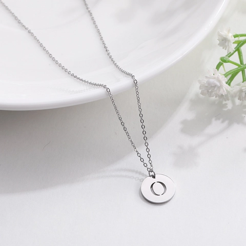 Collana con Pendente Rotondo in Acciaio al Titanio Minimalista A-Z Lettera Maiuscola Alfabeto Disco Unisex Gioielli di Moda