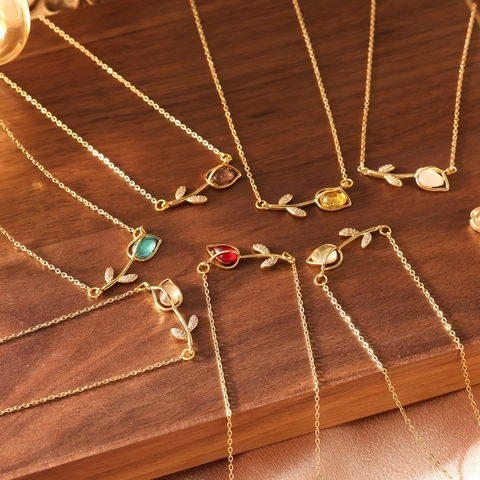 Elegante Collana Con Ciondolo a Forma di Rosa Tulipano in Acciaio Inossidabile Placcato Oro per Donna Intarsio in Zirconia