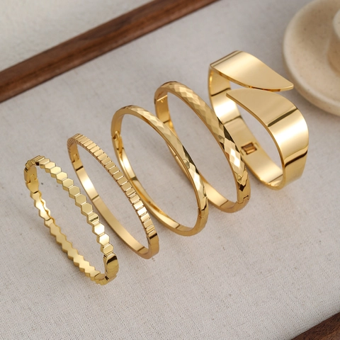 Bracciale Rigido in Acciaio Inossidabile Placcato Oro 18K Stile INS Occidentale per Donna Retrò Lucido Geometrico a Nido d'Ape Martellato Gioielli