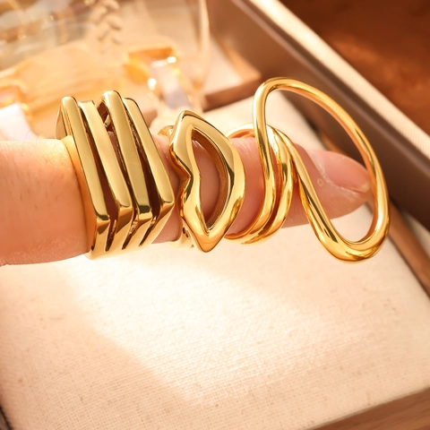 Anello Geometrico Minimalista in Acciaio Inossidabile Placcato Oro Forma di Labbra Ondulato Fascia Larga per Donna Uomo