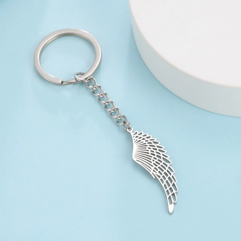 Portachiavi Punk Minimalista in Acciaio Inossidabile con Ciondolo Ala di Angelo Svuotato Personalizzato Tono Argento