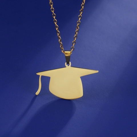 Collier Pendentif Toque de Diplômé en Acier Inoxydable Bijou Minimaliste pour Femmes Hommes Cadeau de Cérémonie Scolaire