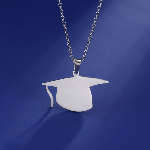 Collier Pendentif Toque de Diplômé en Acier Inoxydable Bijou Minimaliste pour Femmes Hommes Cadeau de Cérémonie Scolaire