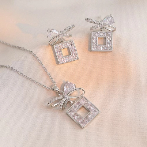 Luxus Titanstahl Schleife Quadrat Anhänger Schmuckset Mit Farbigem Zirkon Halskette Und Ohrringe Für Damen Elegantes Geschenk