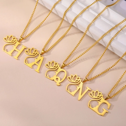 Collier Pendentif Lettre Initiale Lotus en Acier Inoxydable pour Femme Silhouette de Visage Féminin Bijoux de Mode Cadeau