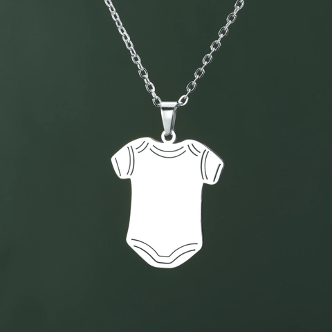 Collier Pendentif Grenouillère Bébé en Acier Inoxydable Mode Minimaliste Forme de Vêtements Bébé Polis Bijoux Chaîne Forçat Cadeau Homme Femme