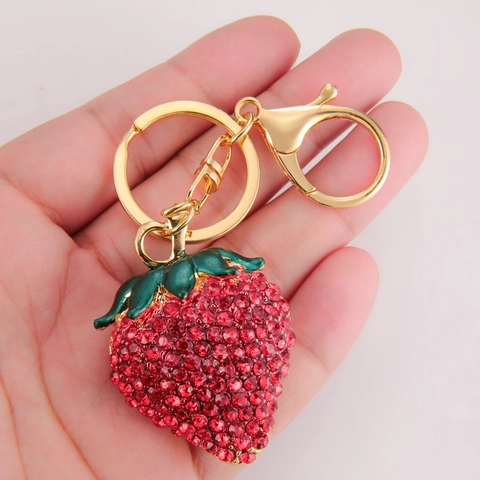 Porte-clés Fraise en Strass de Luxe Rouge Or Alliage de Zinc Pendentif Fruit Bijou de Sac Cadeau pour Femmes