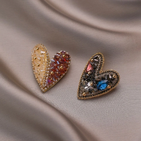 Broche Vintage en Forme de Coeur Asymétrique de Couleur Contrastée pour Femme Broche de Luxe en Strass et Cristal Accessoire Style Hepburn