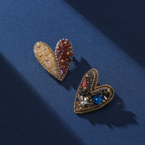 Broche Vintage en Forme de Coeur Asymétrique de Couleur Contrastée pour Femme Broche de Luxe en Strass et Cristal Accessoire Style Hepburn