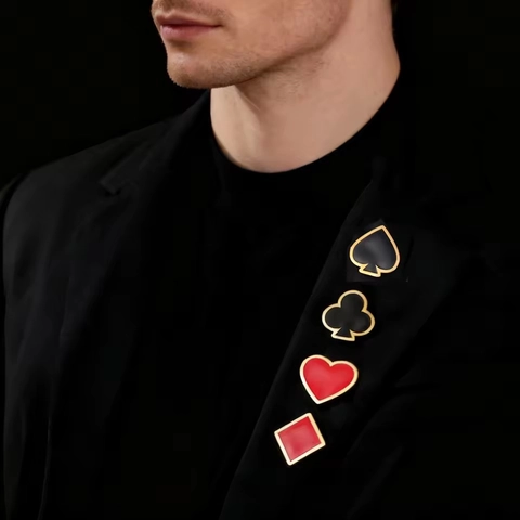 Broche de Acero Inoxidable 304 Palos de Cartas Pica Trébol Corazón Diamante Esmalte Pin Insignia Para Hombre Mujer Joyería