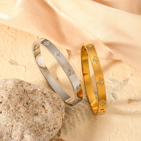 Elegant Titanium Steel Clover Bangle For Women Gold Silver Plated Rhinestone Inlaid Fashion Lightweight Jewelry Bracelet Gift