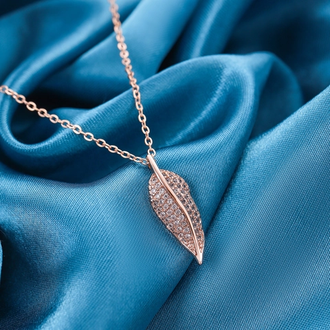 Elegant Stainless Steel Leaf Pendant Necklace For Women Zirconia Encrusted Gold Plated Nature Inspired Fashion Chain Jewelry
