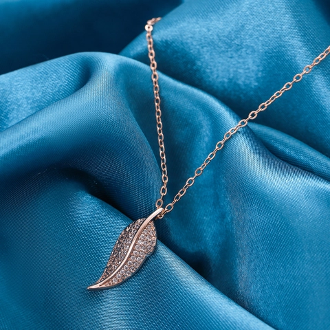 Elegant Stainless Steel Leaf Pendant Necklace For Women Zirconia Encrusted Gold Plated Nature Inspired Fashion Chain Jewelry
