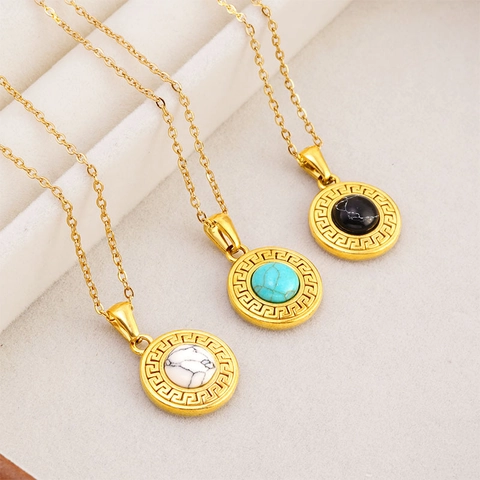 Collana con Ciondolo in Acciaio Inossidabile Turchese Tondo per Donna Placcato Oro 18K con Motivo Meandro Greco Circolare