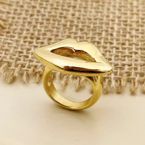 Bague en Acier Inoxydable Forme de Lèvres Design Artistique Plaqué Or Personnalité Exagérée Bague Bouche Ajourée Tendance Homme Femme
