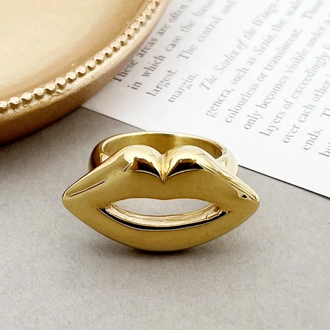 Bague en Acier Inoxydable Forme de Lèvres Design Artistique Plaqué Or Personnalité Exagérée Bague Bouche Ajourée Tendance Homme Femme