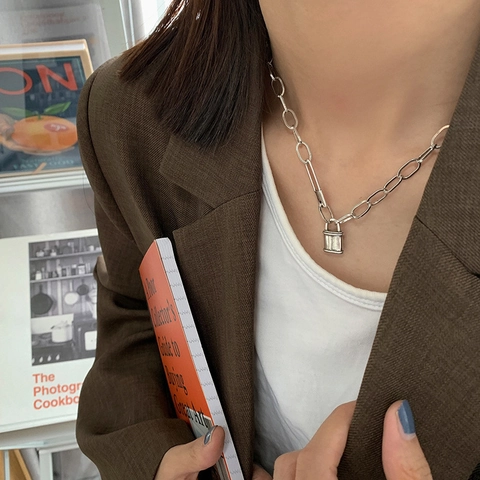 Collier en Cuivre Plaqué Argent Thaïlandais Style Industriel Vintage Avec Pendentif Cadenas Bijoux de Mode Minimaliste pour Femmes