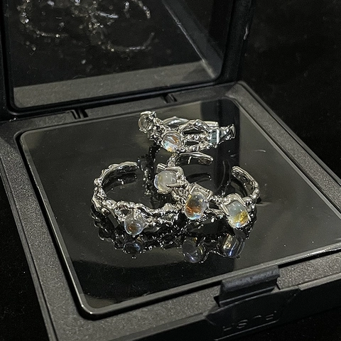 Französischer Unregelmäßiger Mondstein Synthetischer Opal Offener Ring Für Damen Flüssigmetall Lava Textur Versilberter Kupferschmuck