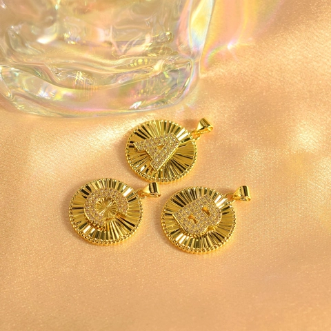 Mode Vergoldet Kupfer Rund Initial Anhänger Mikro Zirkonia Buchstabe Sonnenstrahl Charm Für Damen DIY Schmuckherstellung