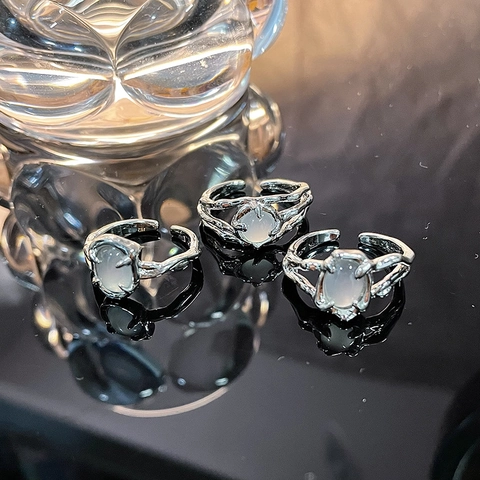 Bague en Cuivre Plissée Irrégulière pour Femmes Minimaliste Métal Liquide Style Pierre de Lune Opale Incrustée Bague Ouverte Réglable