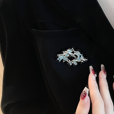 Künstlerische Brosche im Flüssigmetall-Stil Unregelmäßige Legierung Hellblaue Strass Pin Mode Schmuck Damen Accessoires