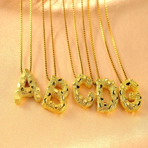 Gold Überzogene Messing Initial Alphabet Buchstaben Anhänger Halskette Gehämmerte Textur Gepunktete Pailletten Choker Damen Schmuck Geschenk
