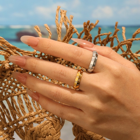 Bague en Acier Titane Damier Vintage pour Femme Double Rangée de Zircon Incrusté Bague Géométrique Bijoux de Mode