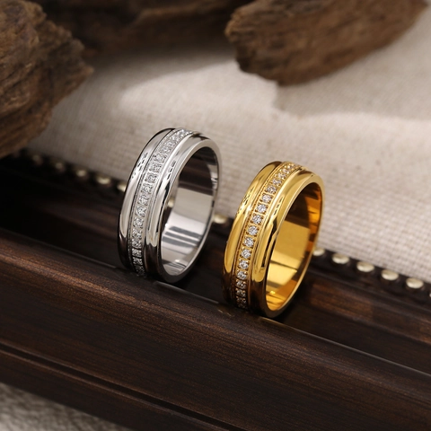 Bague Cercle Complet Sertie de Zircone de Précision CNC en Acier Inoxydable Plaqué Or 18K Anneau Minimaliste pour Femme Bijoux