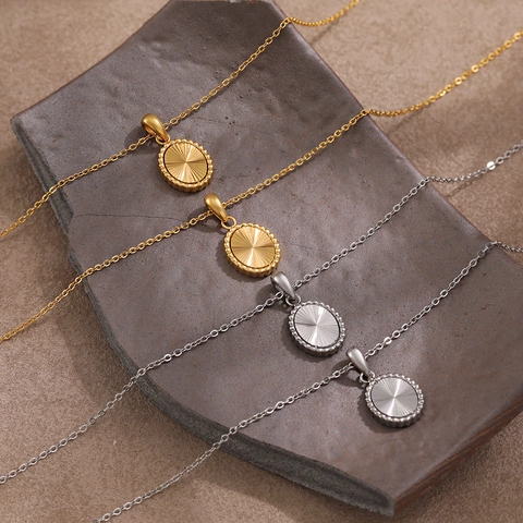 Collier Pendentif Ovale en Acier Inoxydable Plaqué Or PVD Avec Texture Rayon de Soleil Bord Perlé Bijoux Vintage Femme