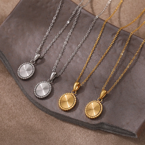 Collier Pendentif Ovale en Acier Inoxydable Plaqué Or PVD Avec Texture Rayon de Soleil Bord Perlé Bijoux Vintage Femme