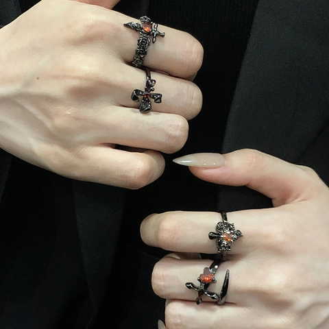 Bague Ouverte en Cuivre Noir Gothique pour Femme Zircon Rouge Cœur Croix Épée Réglable Bijoux Esthétiques Punk Rétro