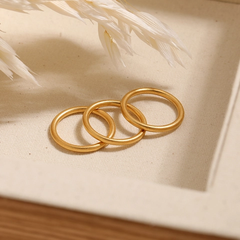 Anillo de Banda de Acero Inoxidable Arenado Mate Minimalista Chapado en Oro Anillo de Dedo Sólido para Joyería de Mujer
