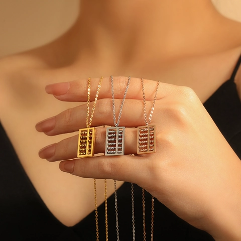 Collier Pendentif Boulier en Acier Inoxydable Vintage pour Femme Style Ethnique Chinois Plaqué Or PVD Bijoux
