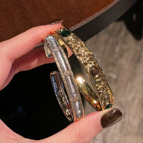 Vintage Bicolour Brushed Open Cuff Bracelet For Women Luxury Embossed Floral Gemstone Inlaid Heavy Alloy Hand Cuff Jewelry