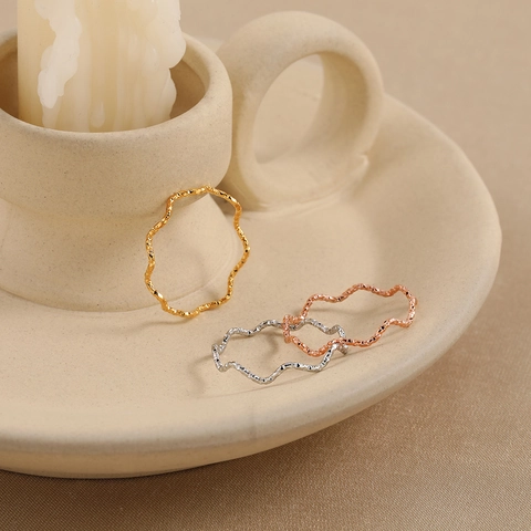 Bague Torsadée Vague Minimaliste Style Coréen Pour Femmes Acier Titane Plqué Or Argent Or Rose Bijoux de Mode Anneau Doigt