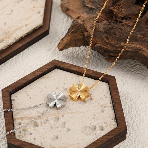 Collier Pendentif Trèfle à Quatre Feuilles en Acier Inoxydable pour Femmes Plaqué Or Argent Chaîne de Clavicule Coeur Doux Bijoux de Mode