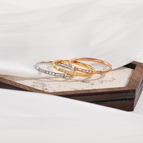 Bague Minimaliste en Acier au Titane pour Femme Plaqué Or Rose Argent avec Incrustation de Zircone Anneau Fin Géométrique
