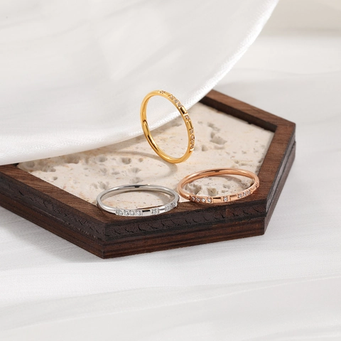 Bague Minimaliste en Acier au Titane pour Femme Plaqué Or Rose Argent avec Incrustation de Zircone Anneau Fin Géométrique