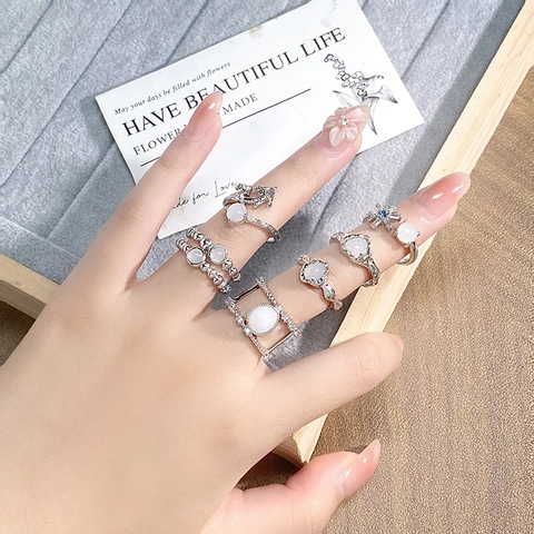 Eleganter Versilberter Kupferner Offener Ring Damen Synthetischer Mondstein Zirkon Herz Schneeflocke Unregelmäßiger Leichter Luxus Verstellbarer Fingerschmuck