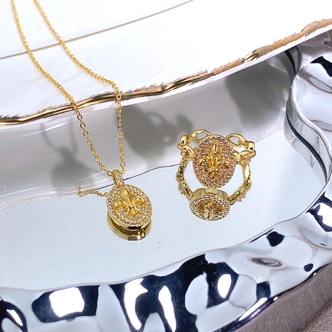 Französisches Vintage Fleur-de-Lis Schmuckset Für Damen Vergoldete Legierung Zirkonia Halskette Offener Verstellbarer Ring Ohrstecker