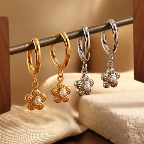 Boucles d'Oreilles Créoles Pendantes Fleur en Acier Titane Plaqué Or PVD Minimalistes avec Künstliche Perles Bijoux de Mode Femme