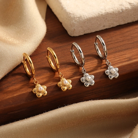 Boucles d'Oreilles Créoles Pendantes Fleur en Acier Titane Plaqué Or PVD Minimalistes avec Künstliche Perles Bijoux de Mode Femme