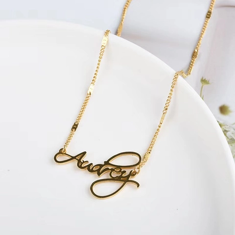 Personalisierte Audrey Namenskette Für Damen Vergoldeter Titanstahl Kursiv Buchstabe Anhänger Minimalistischer Halsschmuck Modegeschenk