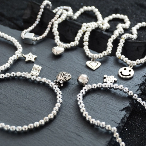 Versilbertes Kupfer Perlen Stretch Armband Für Damen Herz Smiley Stern Anhänger Koreanischer Minimalistischer Modeschmuck